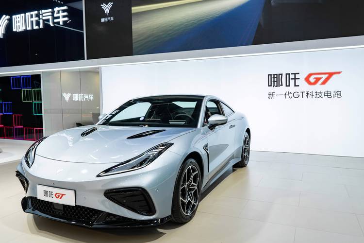 东莞98哪吒汽车在智能汽车领域的表现，领途汽车在新能源汽车市场中的影响力